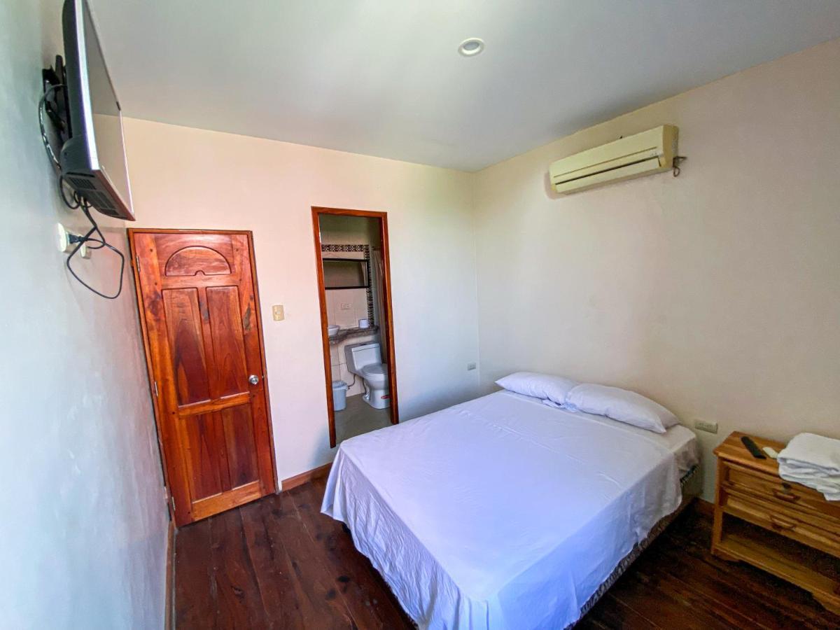 Hostal Tortuga Dorada Puerto López Exterior foto
